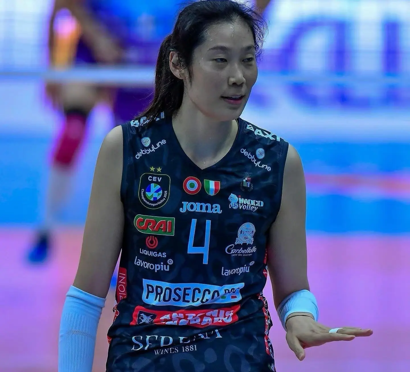 为她不行的, 从带领塞尔, 因此俱乐部